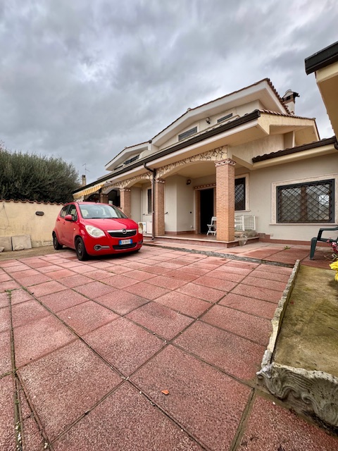 VILLINO A SCHIERA  A NUOVA FLORIDA