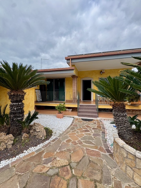 PORZIONE DI BIFAMILIARE A NUOVA FLORIDA